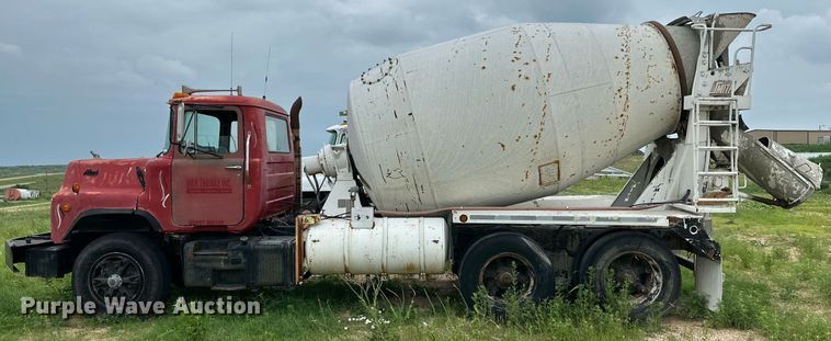 image for item KM9910 1992 Mack DM Series  ready mix truck