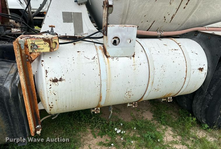 image for item KM9910 1992 Mack DM Series  ready mix truck