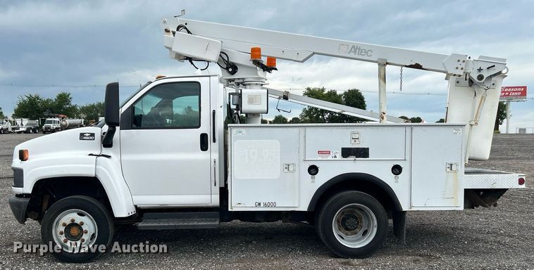 image for item KW9171 2004 Chevrolet C4500  bucket truck