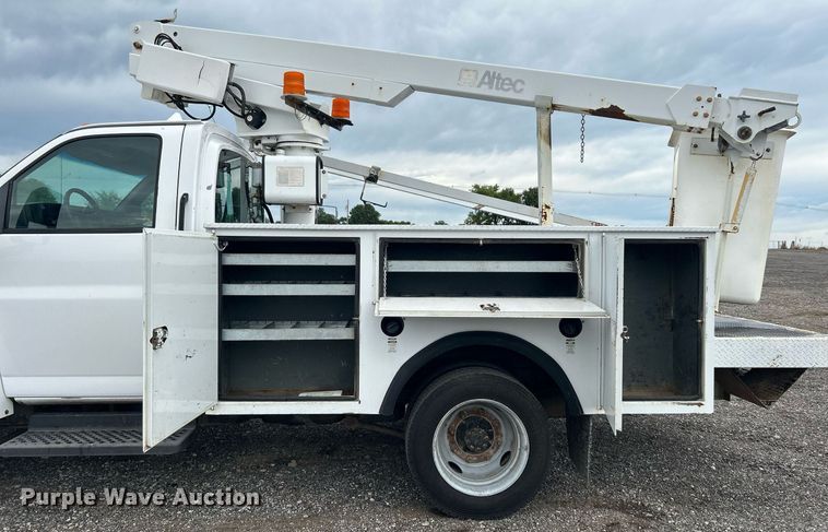 image for item KW9171 2004 Chevrolet C4500  bucket truck