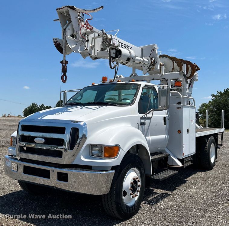 image for item KW9188 2007 Ford F750  digger derrick truck