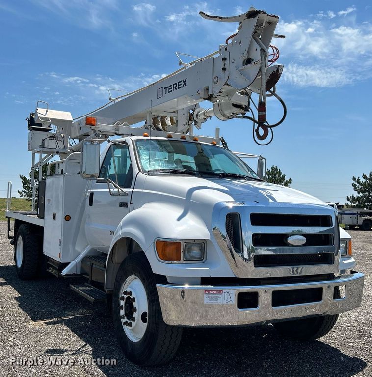 image for item KW9188 2007 Ford F750  digger derrick truck