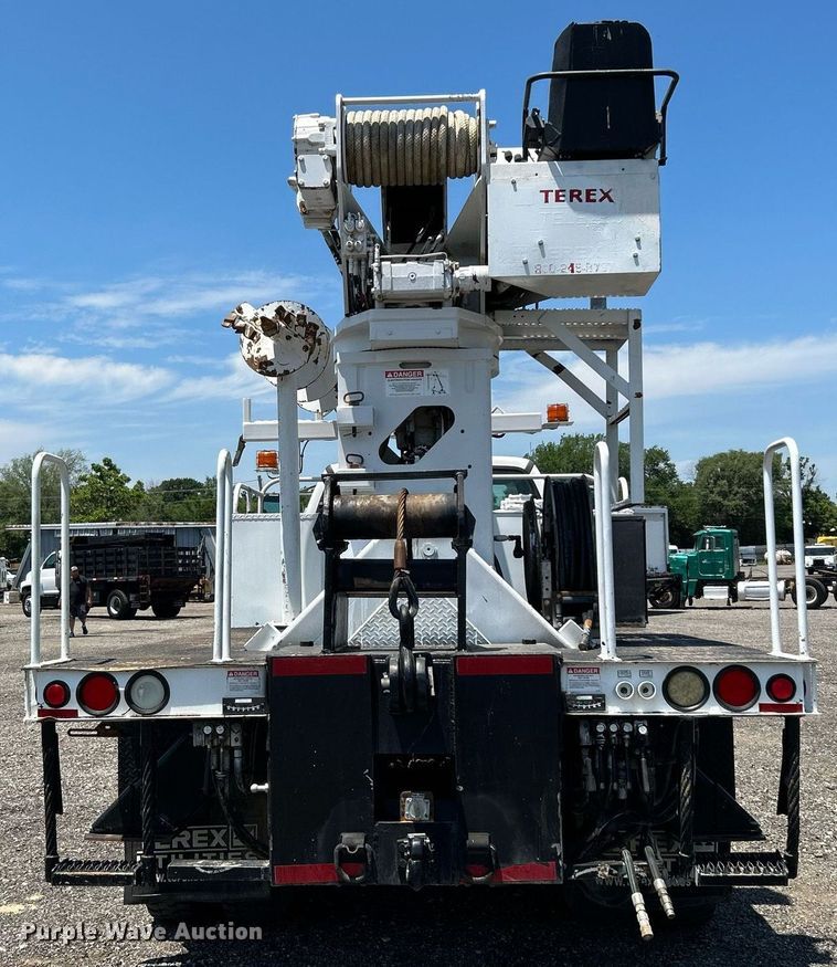 image for item KW9188 2007 Ford F750  digger derrick truck