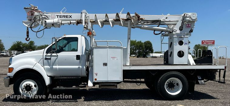 image for item KW9188 2007 Ford F750  digger derrick truck