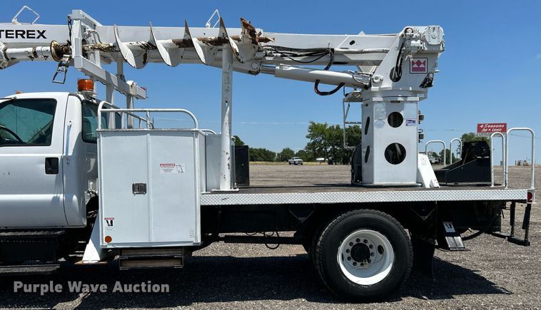 image for item KW9188 2007 Ford F750  digger derrick truck