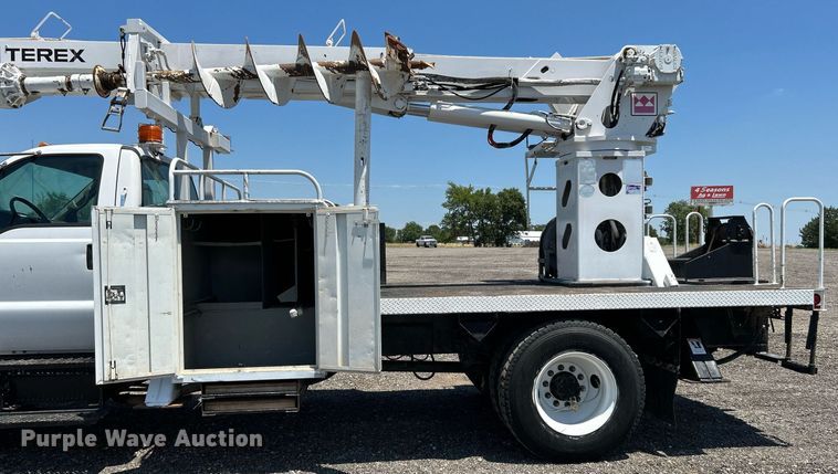 image for item KW9188 2007 Ford F750  digger derrick truck