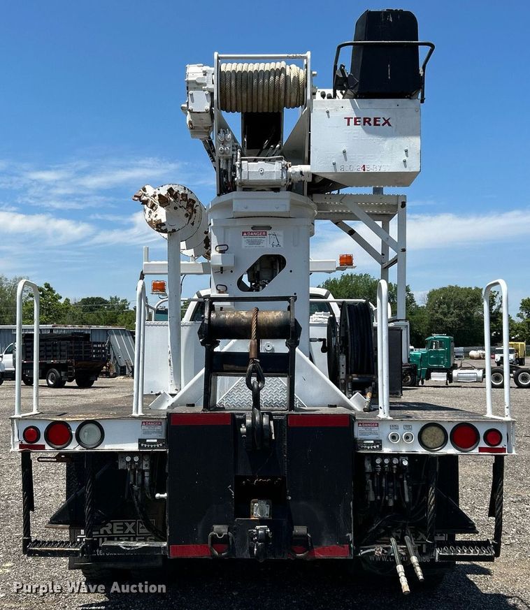 image for item KW9188 2007 Ford F750  digger derrick truck