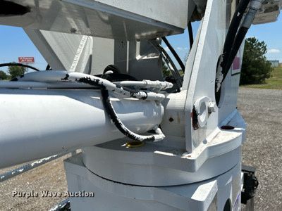 image for item KW9188 2007 Ford F750  digger derrick truck