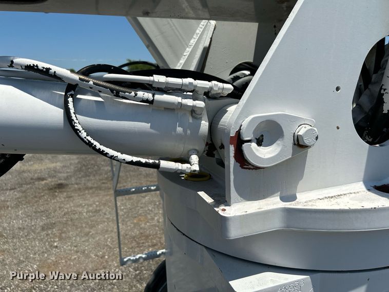 image for item KW9188 2007 Ford F750  digger derrick truck