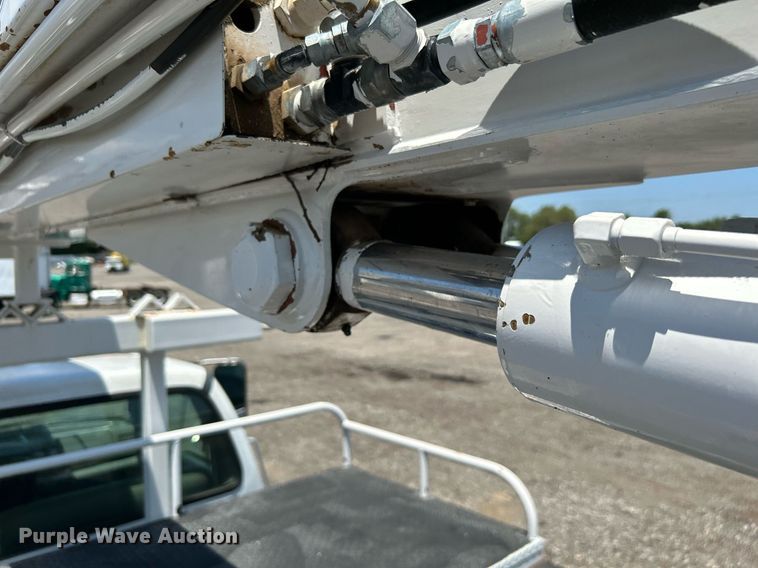 image for item KW9188 2007 Ford F750  digger derrick truck