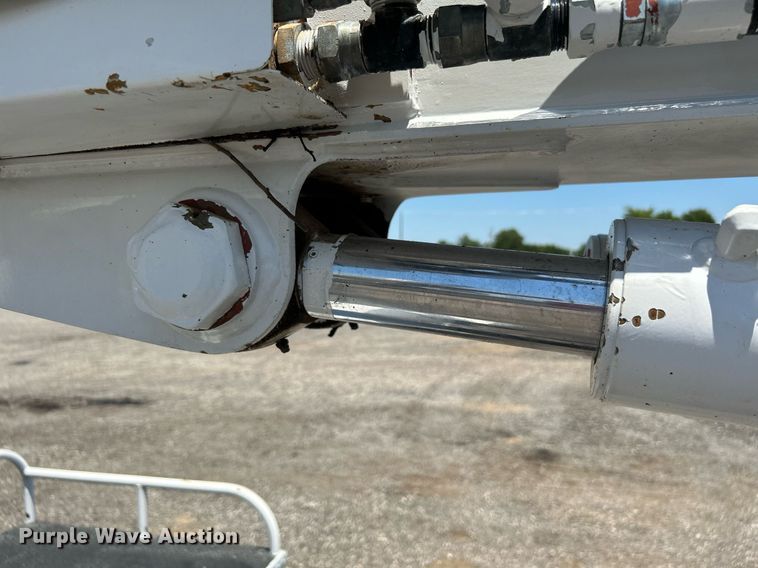 image for item KW9188 2007 Ford F750  digger derrick truck