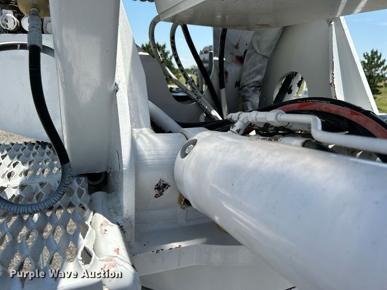 image for item KW9188 2007 Ford F750  digger derrick truck