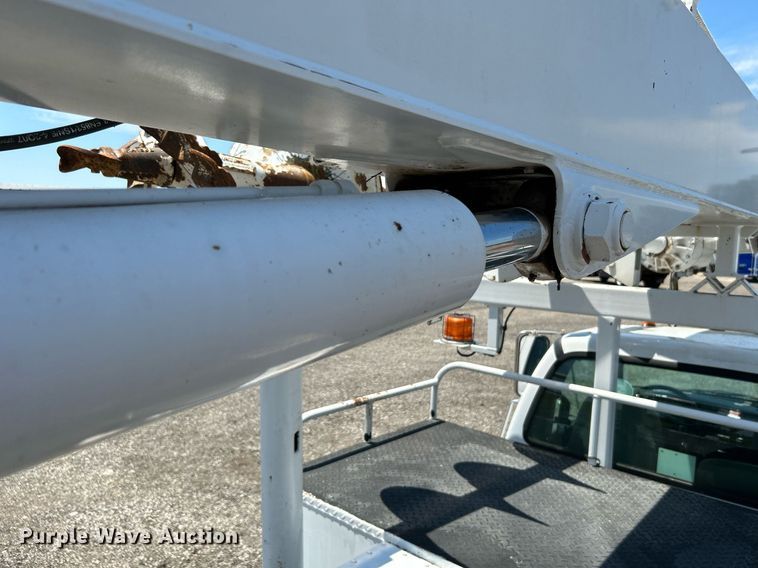 image for item KW9188 2007 Ford F750  digger derrick truck