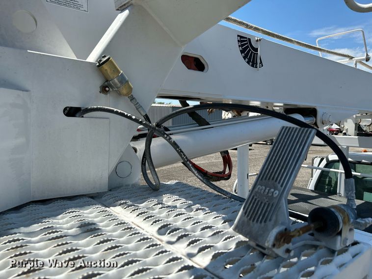 image for item KW9188 2007 Ford F750  digger derrick truck