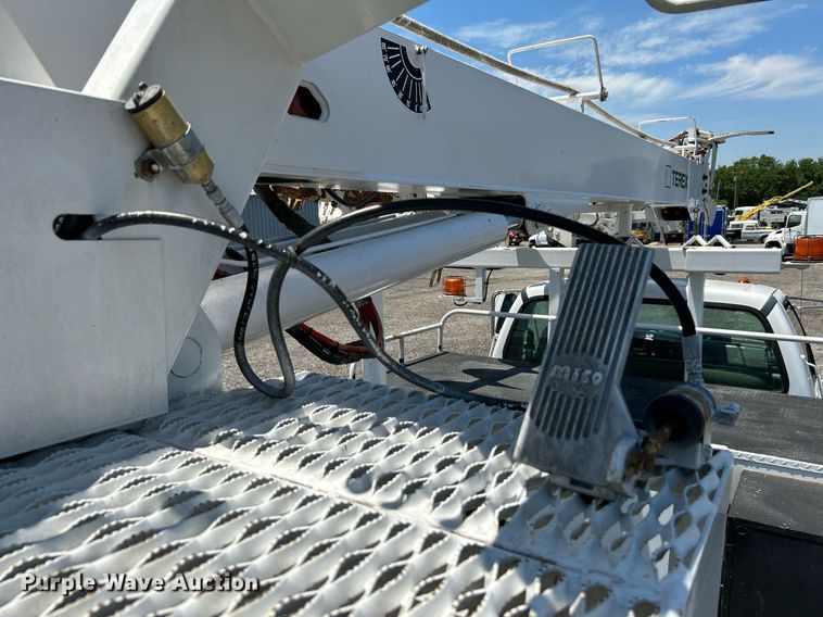 image for item KW9188 2007 Ford F750  digger derrick truck