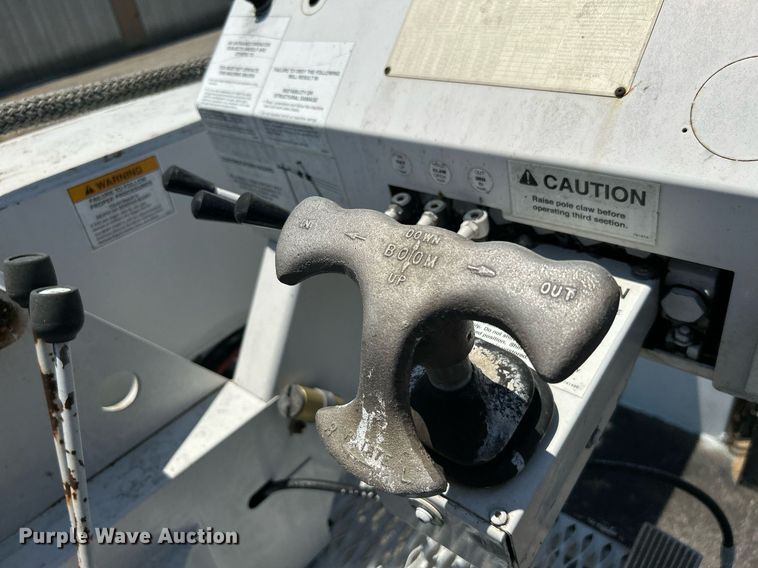 image for item KW9188 2007 Ford F750  digger derrick truck