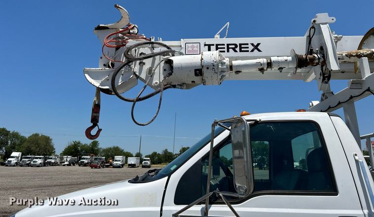 image for item KW9188 2007 Ford F750  digger derrick truck