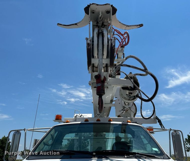 image for item KW9188 2007 Ford F750  digger derrick truck