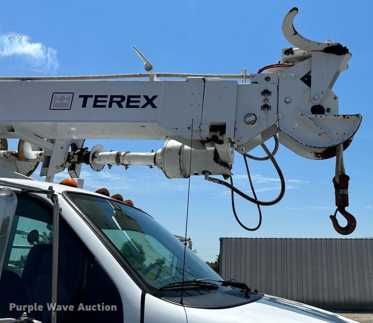 image for item KW9188 2007 Ford F750  digger derrick truck