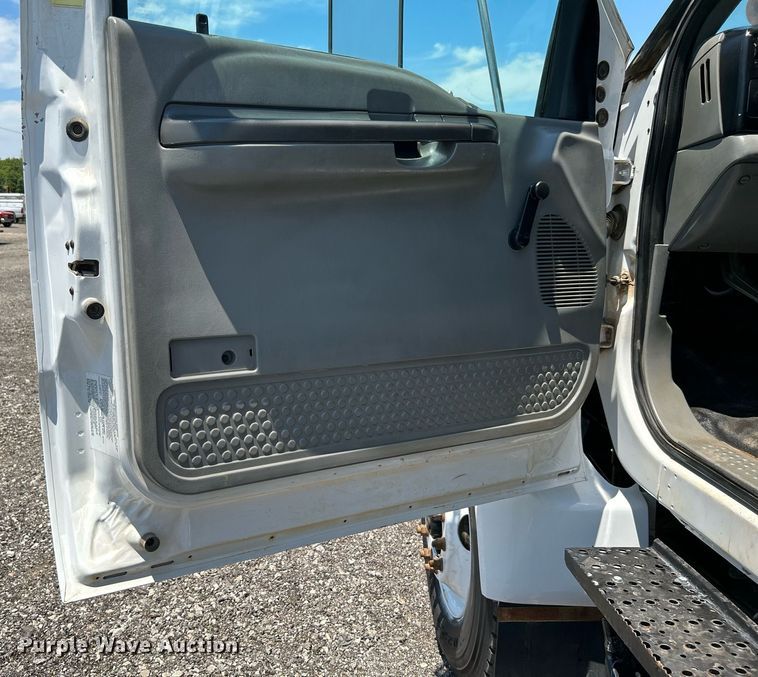 image for item KW9188 2007 Ford F750  digger derrick truck