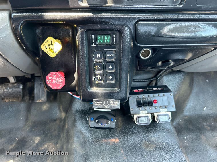 image for item KW9188 2007 Ford F750  digger derrick truck