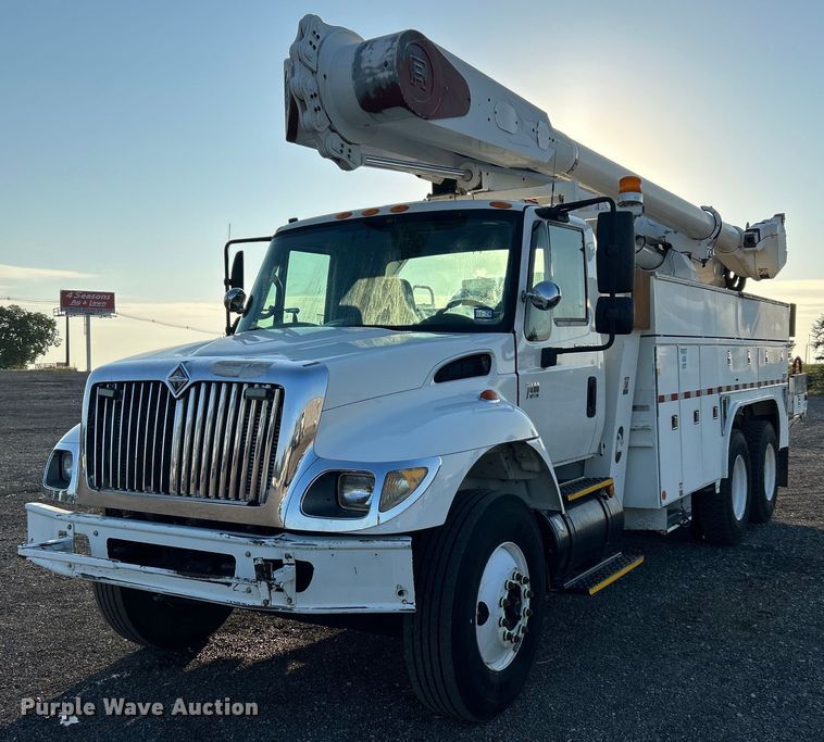 image for item KW9196 2006 International 7400  bucket truck