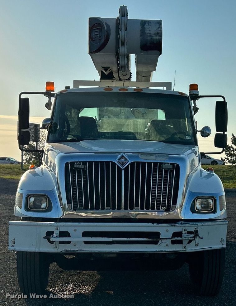 image for item KW9196 2006 International 7400  bucket truck