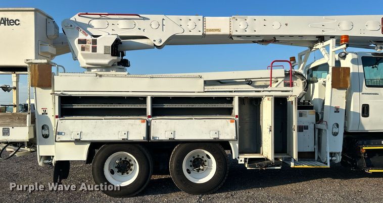 image for item KW9196 2006 International 7400  bucket truck