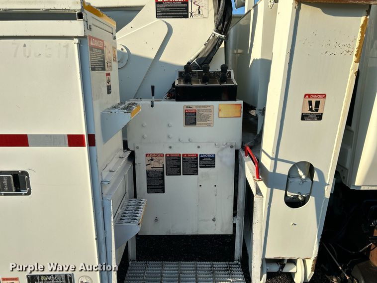 image for item KW9196 2006 International 7400  bucket truck