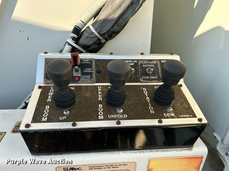 image for item KW9196 2006 International 7400  bucket truck