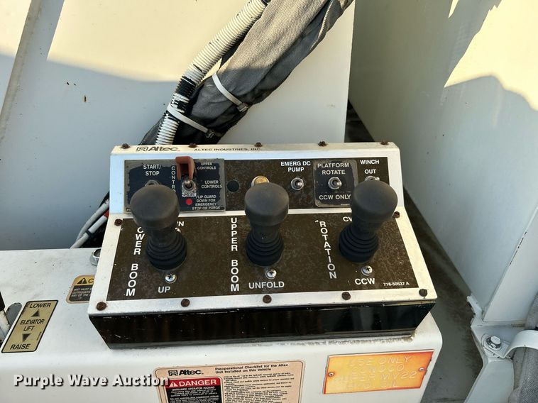 image for item KW9196 2006 International 7400  bucket truck