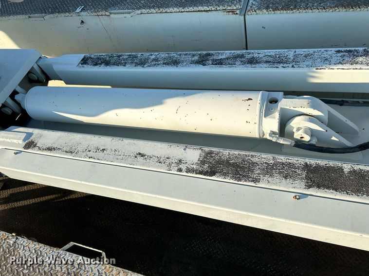 image for item KW9196 2006 International 7400  bucket truck