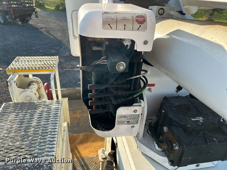 image for item KW9196 2006 International 7400  bucket truck