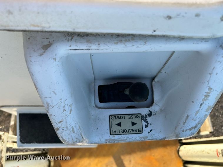 image for item KW9196 2006 International 7400  bucket truck