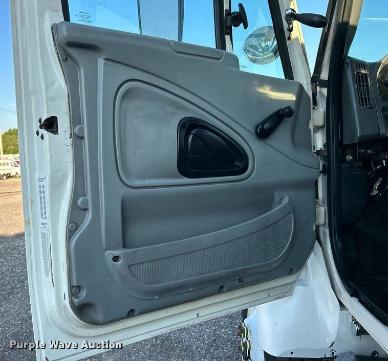 image for item KW9196 2006 International 7400  bucket truck