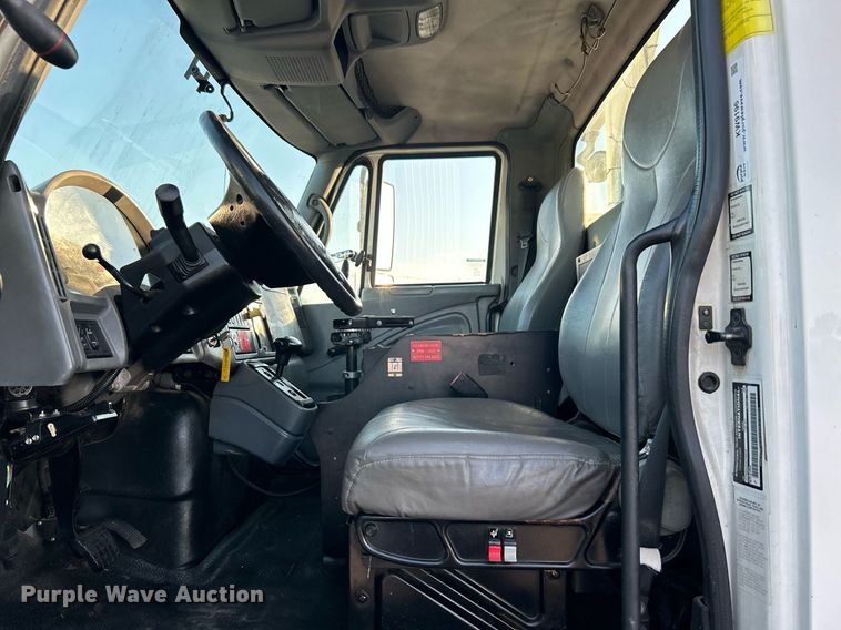 image for item KW9196 2006 International 7400  bucket truck