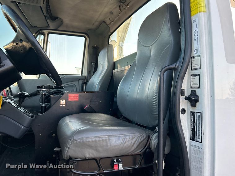 image for item KW9196 2006 International 7400  bucket truck