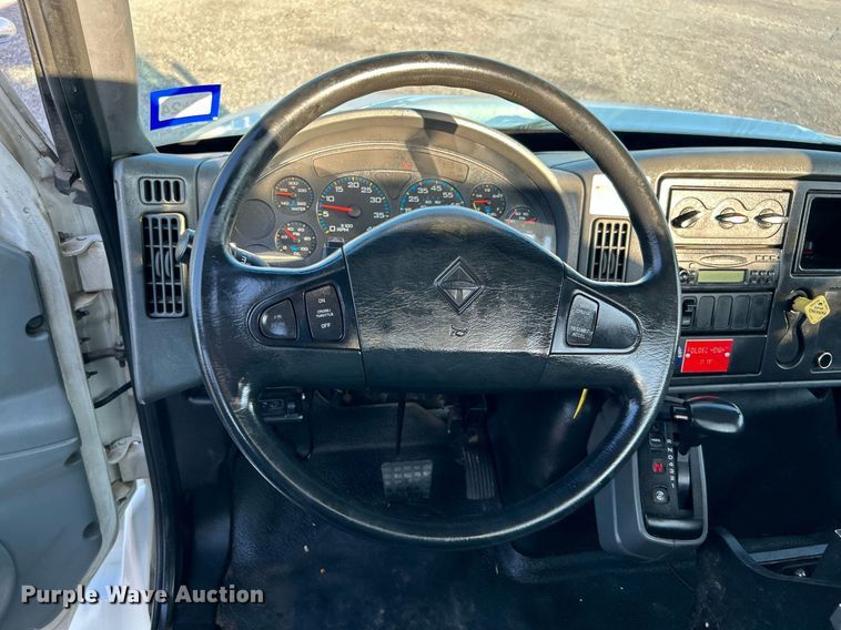 image for item KW9196 2006 International 7400  bucket truck