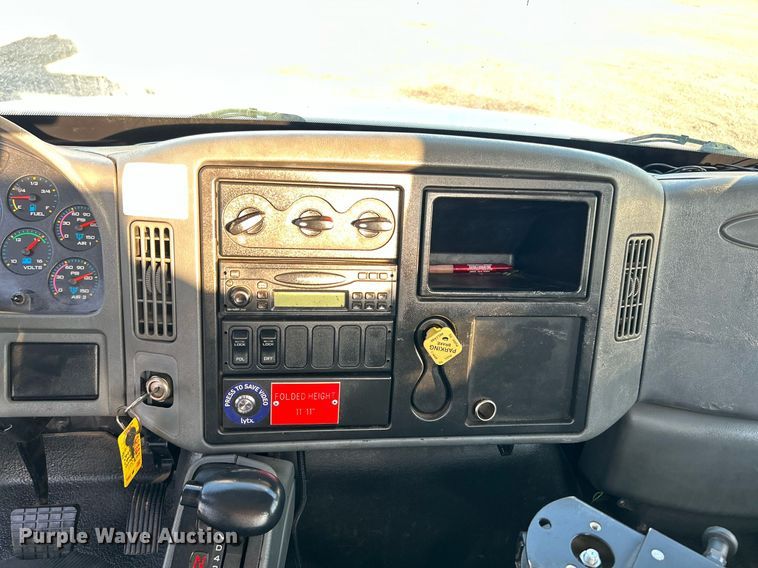 image for item KW9196 2006 International 7400  bucket truck