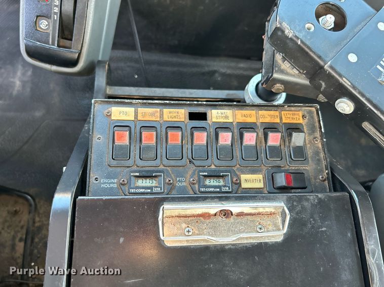 image for item KW9196 2006 International 7400  bucket truck