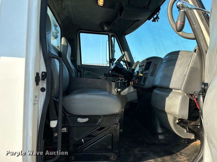 image for item KW9196 2006 International 7400  bucket truck