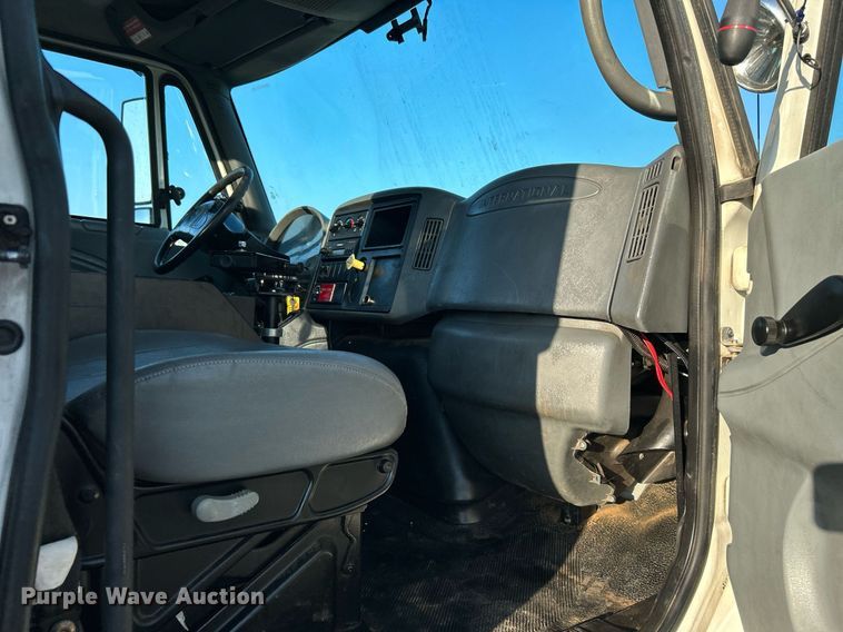 image for item KW9196 2006 International 7400  bucket truck