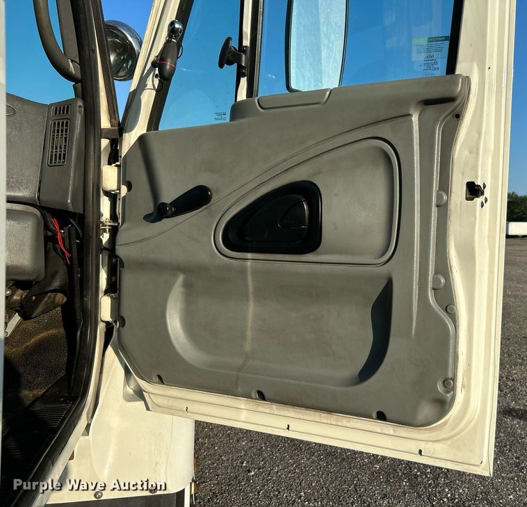 image for item KW9196 2006 International 7400  bucket truck