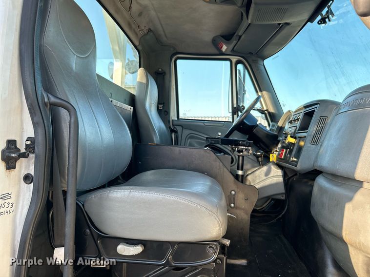 image for item KW9196 2006 International 7400  bucket truck