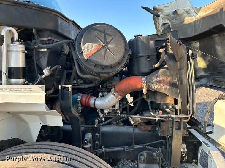 image for item KW9196 2006 International 7400  bucket truck