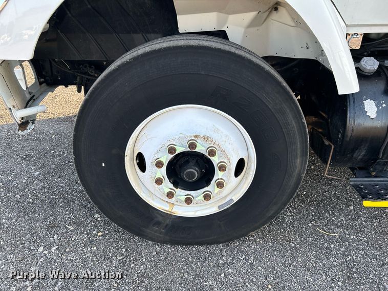 image for item KW9196 2006 International 7400  bucket truck