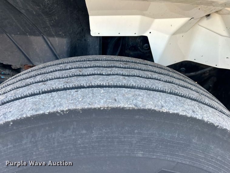 image for item KW9196 2006 International 7400  bucket truck