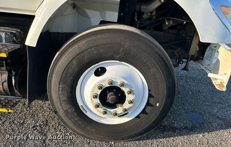 image for item KW9196 2006 International 7400  bucket truck