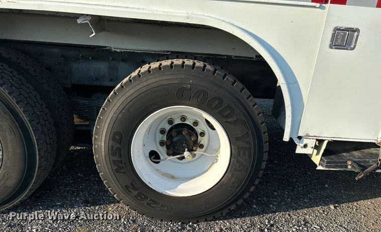 image for item KW9196 2006 International 7400  bucket truck