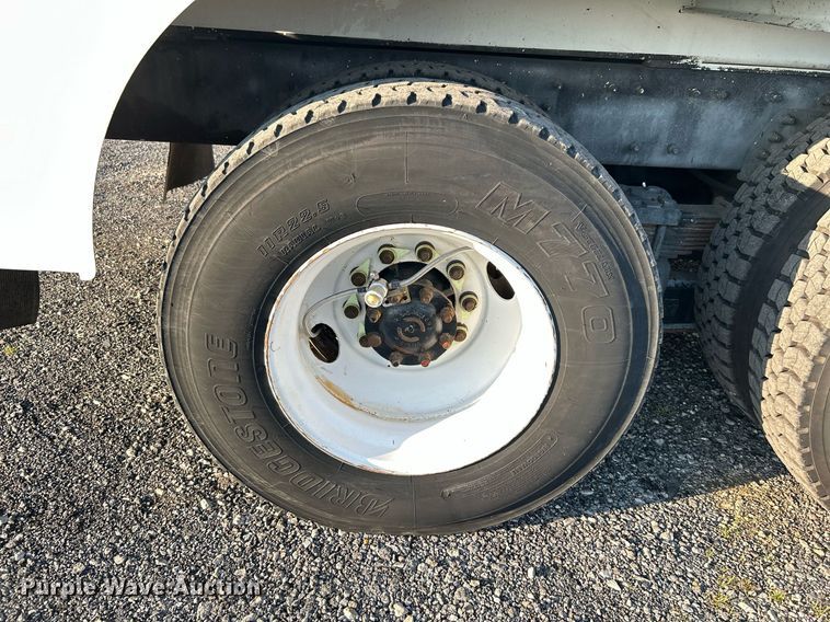 image for item KW9196 2006 International 7400  bucket truck